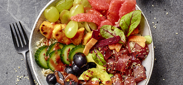 Tuna poké bowl with grapes and grapefruit