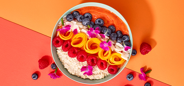 Smoothie Bowl con quinoa al cocco, mango e lamponi